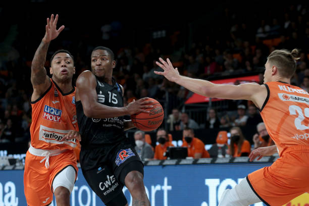 以及其他两 以及其他两